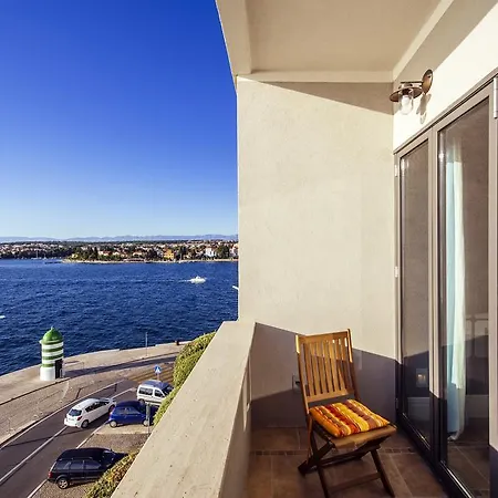 Luxury Apartment *